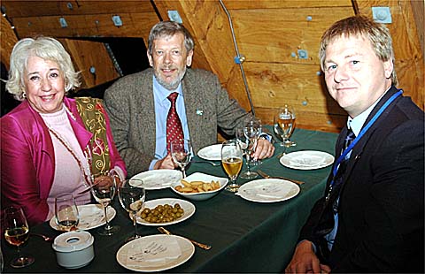 Götheborgsprojektets tekniske chef Joakim Severinson (till höger) med Nadja Coates och Johan Rodhe.